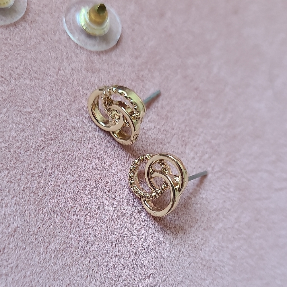 Gold and Cream Jewelry Set (2 Earrings, 1 Bracelet) - Picture 7 of 10